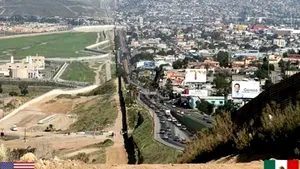 Mexic: Un bărbat a încercat să escaladeze zidul de la granița cu SUA