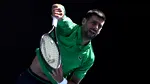 Novak Djokovic ajunge la 100 de victorii la Australian Open și avansează în turul secund