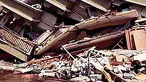 O clădire este în flăcări într-un oraş din Florida