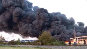 Incendiu uriaş într-o fabrică de mase plastice: fum negru deasupra oraşului Osijek

