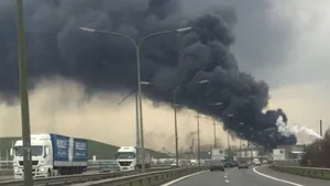 Explozie de proporţii la o centrală din oraşul belgian Anvers. Locuitorii, sfătuiţi să rămână în case: 