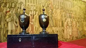 GALERIE FOTO La Iaşi, sala în care s-a decis Unirea este păzită de elefantul Gaba şi de păsări împăiate