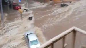 INUNDAŢII devastatoare la Salonic: Maşini luate de ape şi oameni în pericol, după furtună | VIDEO