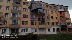 Furtună în Hunedoara: Acoperişuri luate de vânt, maşini avariate şi un drum blocat - FOTO, VIDEO