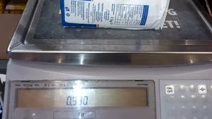 140 de tone de zahăr oprite de ANPC din cauza diferențelor de gramaj. Consumatorii ar fi plătit pentru 10 tone inexistente