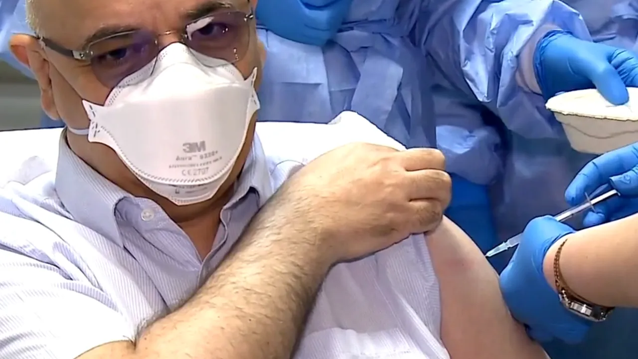 Raed Arafat s-a vaccinat luni împotriva COVID-19: „Este un gest de normalitate”. Despre refuzul a patru angajaţi DSU să se vaccineze: „Nu se face la ordin”