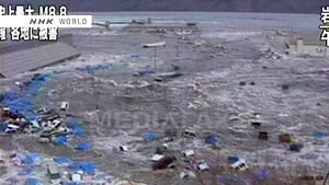 Imagini terifiante cu urmările cutremurului din Japonia: valul uriaş duce cu el maşini, case, vapoare