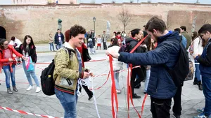 GALERIE FOTO Cetatea din Alba Iulia înconjurată de un şnur de mărţişor lung de trei kilometri