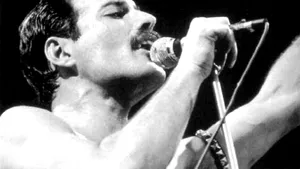 Prima casă a regretatului Freddie Mercury a fost decorată cu o placă albastră memorială - VIDEO