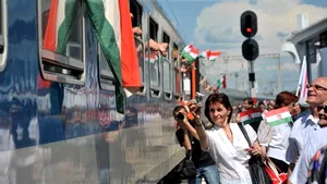 Pelerini din Ungaria, întâmpinaţi în gara din Sfântu Gheorghe cu fanfară, pălincă şi kurtoskalacs