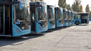 Bucureşti: Numărul de autobuze, tramvaie şi troleibuze în circulaţie, redus cu 40%. Nicio linie nu va fi suspendată