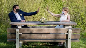 Poliţiştii au fost „invitaţi nepoftiţi” la un botez cu 100 de persoane şi la o cununie civilă. Evenimentele, oprite pentru nerespectarea măsurilor sanitare