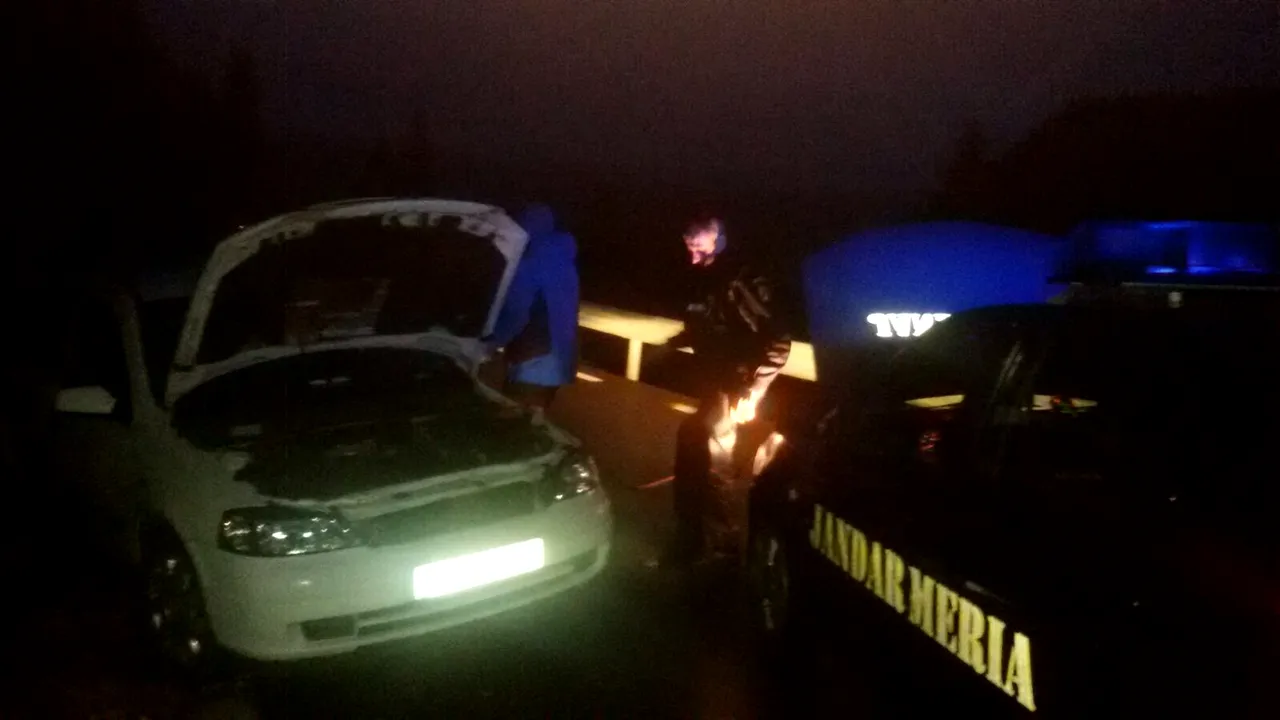Doi turişi care au rămas cu maşina în pană, pe viscol, salvaţi de jandarmi