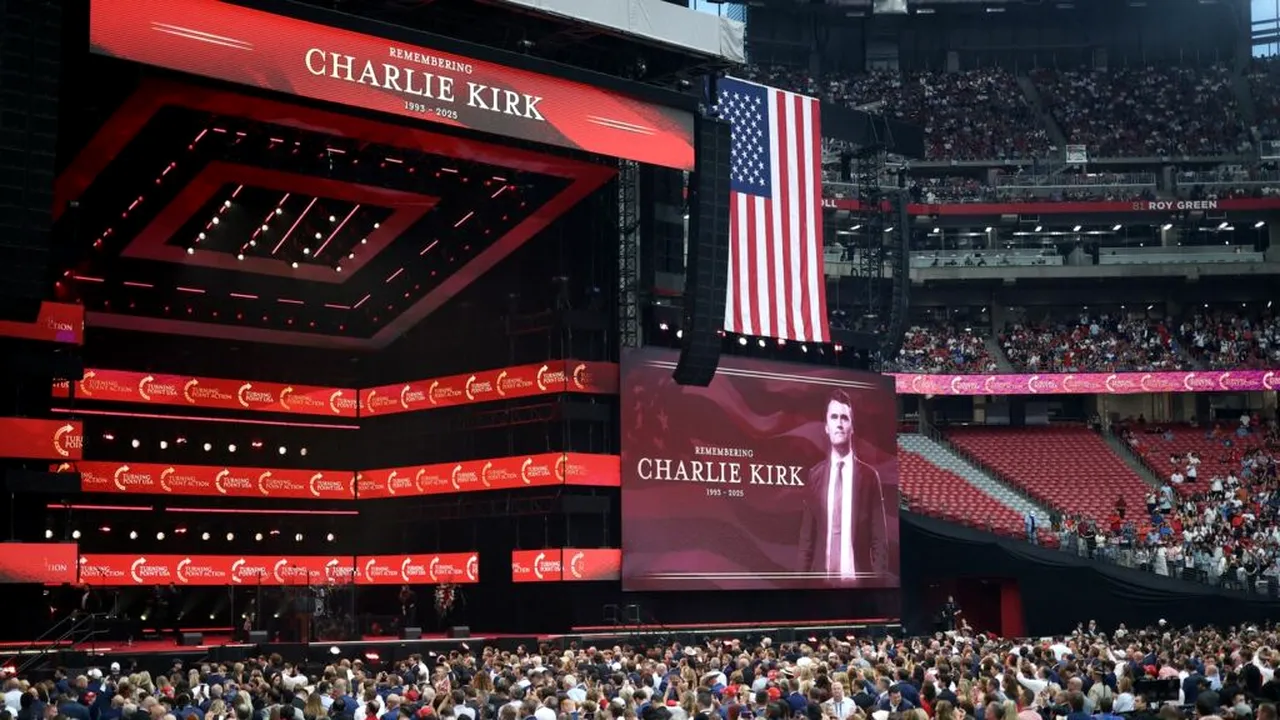 Funeraliile lui Charlie Kirk | Donald Trump participă la ceremonia de înmormântare din Arizona, alături de zeci de mii de oameni