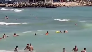 VIDEO. Lanţ uman la Eforie Nord. S-au unit pentru a salva un bărbat băut, care s-a avântat în larg