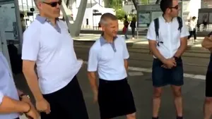 VIDEO | Protest inedit al şoferilor de autobuz din Franţa: se îmbracă în fuste pentru că li s-a interzis să poarte pantaloni scurţi