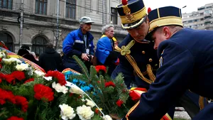 Emil Constantinescu, revoluţionari şi politicieni au depus coroane de flori în Piaţa Universităţii