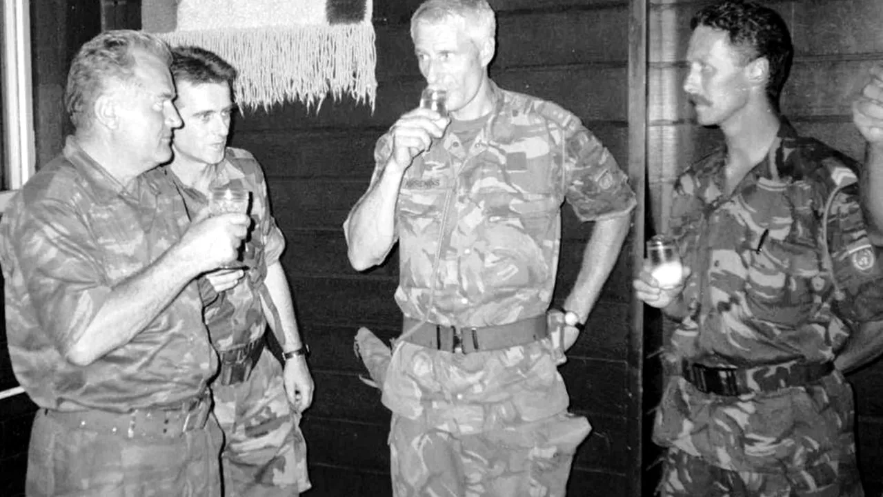Guvernul olandez şi-a cerut scuze soldaţilor trimişi să menţină pacea în Bosnia, la Srebrenica, acum 27 de ani