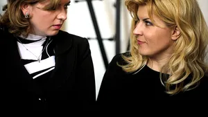 Roberta Anastase şi Elena Udrea, asaltate cu flori şi mărţişoare