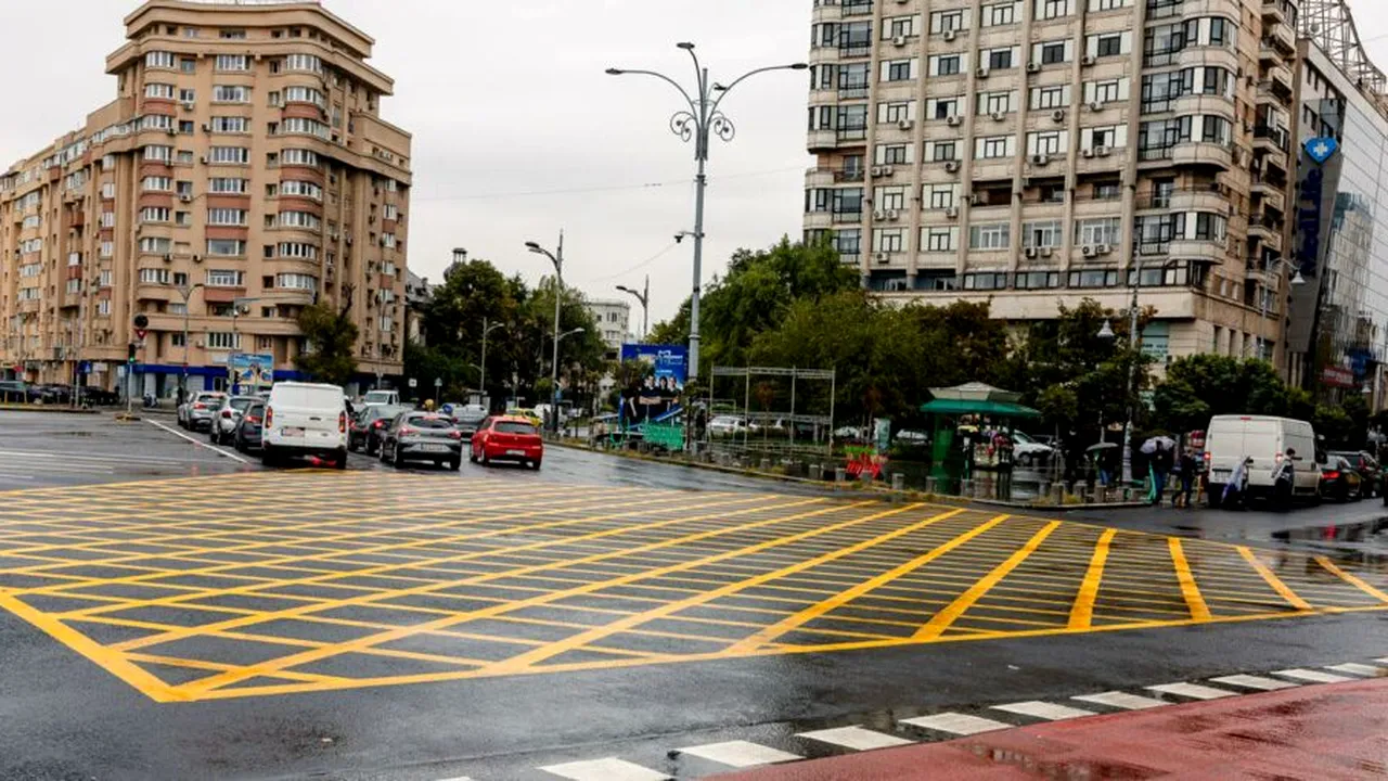 Fluidizarea traficului în Capitală: marcaj galben „Nu blocați intersecția” la Piața Victoriei