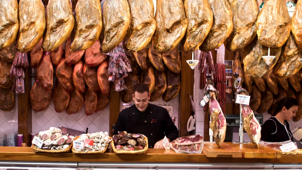 Arta tăierii jamonului iberico. Povestea omului care câştigă 4000 de dolari ca să felieze celebra şuncă spaniolă