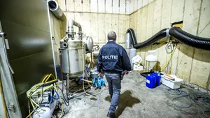 FOTO. Poliţia olandeză a descoperit „cel mai mare” laborator de metamfetamină din ţară. Ce cantitate de droguri producea zilnic