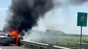 VIDEO Maşină fără frâne, în flăcări pe Autostrada A1. Doi tineri, de 17 şi 23 de ani, au sărit din mers