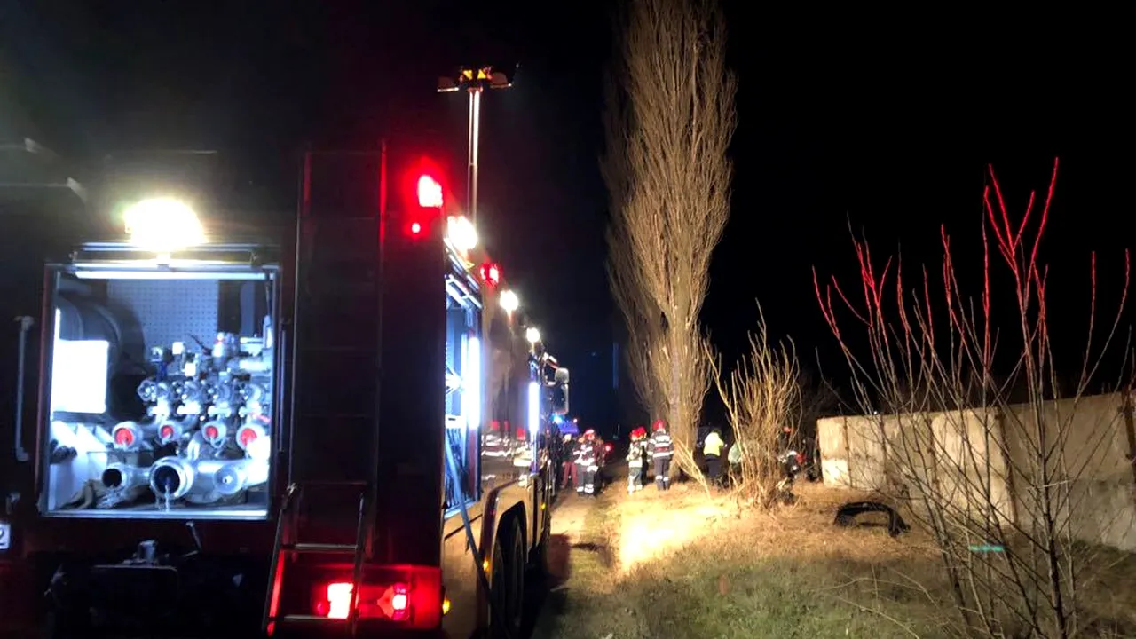 Grav accident în Teleorman: Un tânăr mort şi altul rănit grav, după ce maşina în care erau a intrat într-un copac