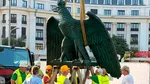 Un simbol dispărut al Bucureștiului se întoarce după 82 de ani. Vulturul și grifonii, montați pe Palatul Universității