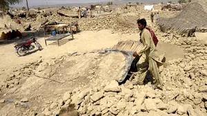 Aproape 350 de oameni au murit în cutremurul din Pakistan