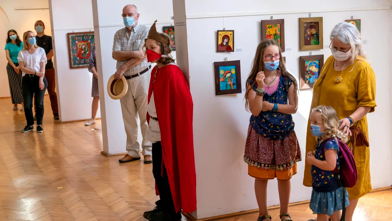 Nu ai ajuns la biserică de Sfânta Maria Mare? La Muzeul Etnografic din Cluj poţi studia peste 100 de icoane cu Maica Domnului
