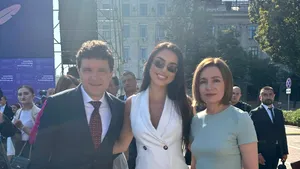 Cristina Scarlevschi, ispită de la Insula Iubirii, a făcut o fotografie cu Nicuşor Dan şi Maia Sandu