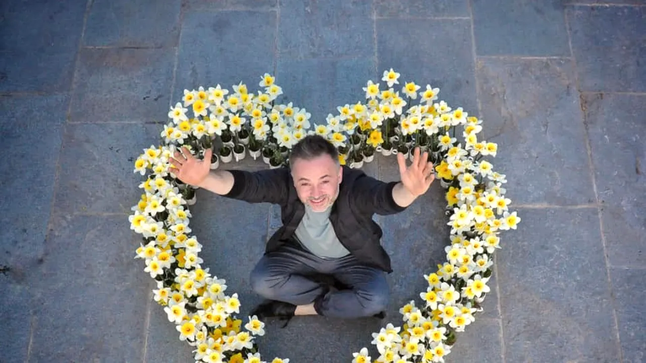 Manifest pentru normalitate şi frumos. Nicu Bocancea celebrează Sărbătoarea Floriilor prin construcţii florale urbane