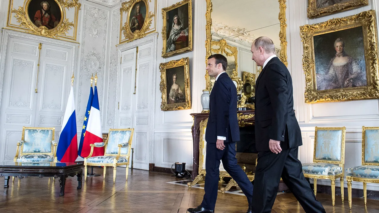 Emmanuel Macron îi cere lui Vladimir Putin să reia negocierile pentru soluţionarea conflictului din Ucraina