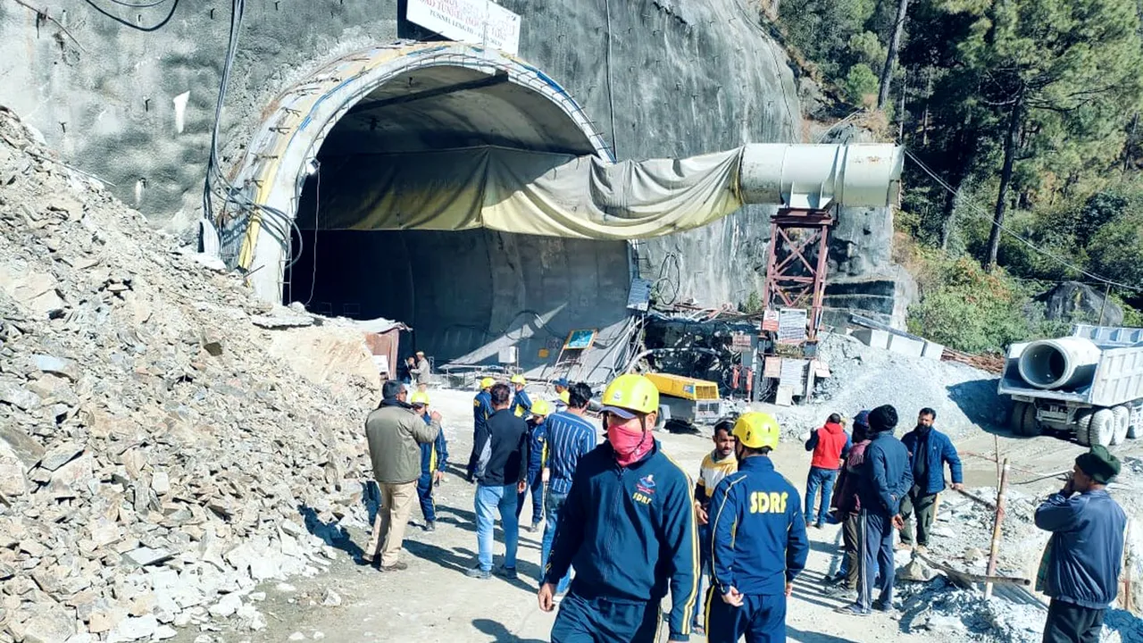 Salvatorii indieni declară că sunt foarte aproape de a ajunge la cei 41 de bărbaţi blocaţi într-un tunel