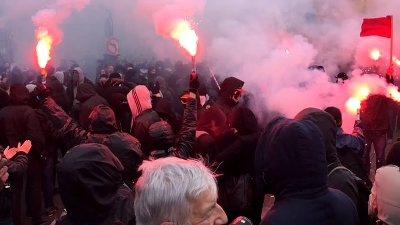 Circa 100.000 de persoane protestează la Paris faţă de noul cod al muncii