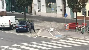 Un român care a vandalizat un autoturism şi a ameninţat poliţişti cu un cuţit a fost arestat în Viena | FOTO