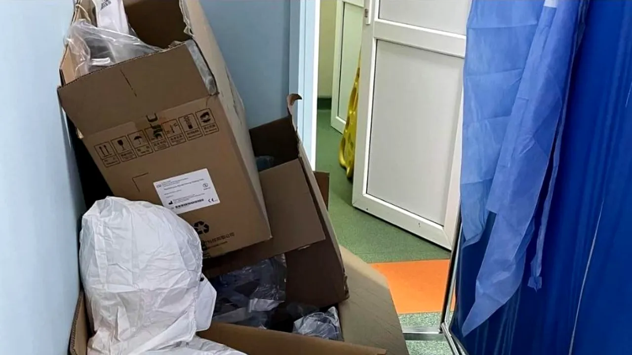 Lupta cadrelor medicale cu oboseala: imagini cu o asistentă dormind aşezată într-o cutie 