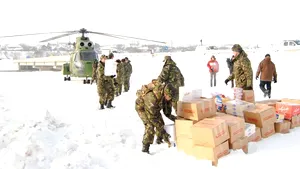 Mihai Răzvan Ungureanu, în vizită cu elicopterul în Vrancea şi Buzău: E inadmisibil ca militarii să deszăpezească străzile, iar localnicii să stea în casă la căldură - FOTO