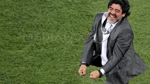 Maradona i-a transmis lui Fidel Castro că îl iubeşte şi că îl va vizita