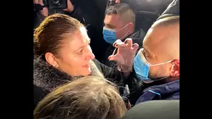 Apariţie a senatoarei Diana Şoşoacă la „Marius Nasta”, duminică seara, după incidentul de la tir-ul ATI. Altercaţie cu bodyguarzii