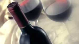 Copil de 6 ani, în comă alcoolică, după ce a băut vin cu tatăl său