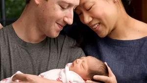 IMAGINEA ZILEI pe Facebook: Mark Zuckerberg şi-a îmbrăcat fetiţa în cavaler Jedi - FOTO
