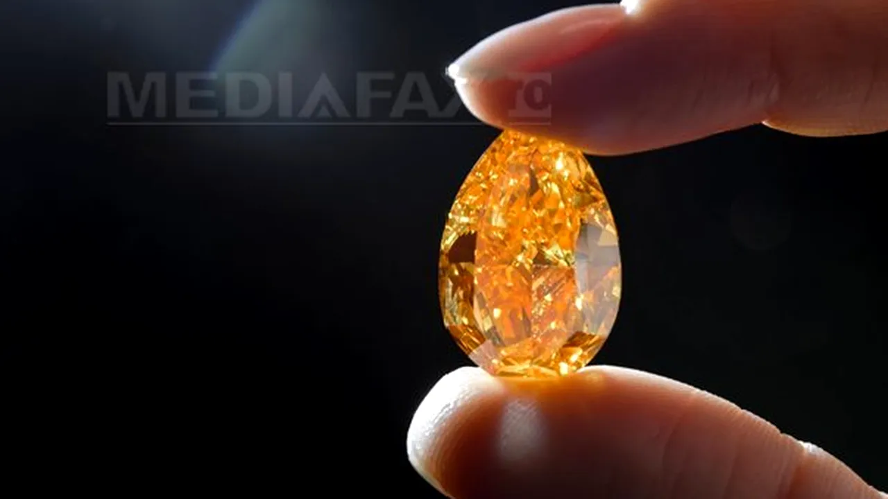 Cel mai mare diamant portocaliu din lume, estimat la 17-20 milioane de dolari, scos la licitaţie - FOTO