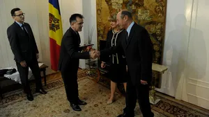 EXCLUSIV: Decretul prin care Dodon i-a retras cetăţenia moldovenească lui Băsescu, suspendat temporar