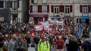 Sute de mii de oameni protestează în Franța. În unele orașe protestele au devenit violente