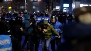 Peste 60 de persoane, duse la audieri şi 79 de persoane reţinute după incidentele de la protestul din Piaţa Victoriei