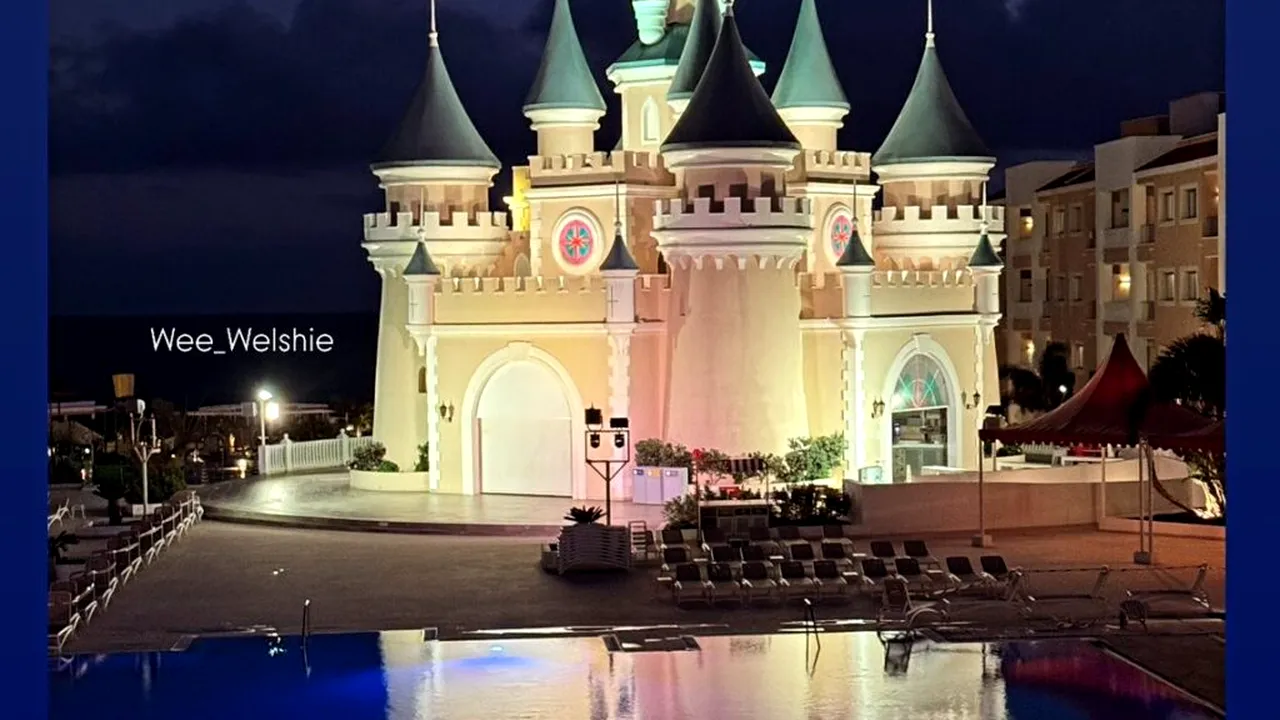 Hotelul din Spania numit de turiști „micul Disneyland”: șapte piscine, cinci restaurante și soare tot anul