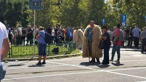 VIDEO Scandal la protestul oierilor din București | Jandarmii au intervenit cu spray lacrimogen după ce protestatarii au forțat gardurile de protecție