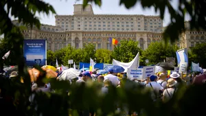 FOTO Sindicaliştii din Sănătate şi Educaţie protestează la Palatul Parlamentului faţă de măsurile fiscale anunţate de Guvern